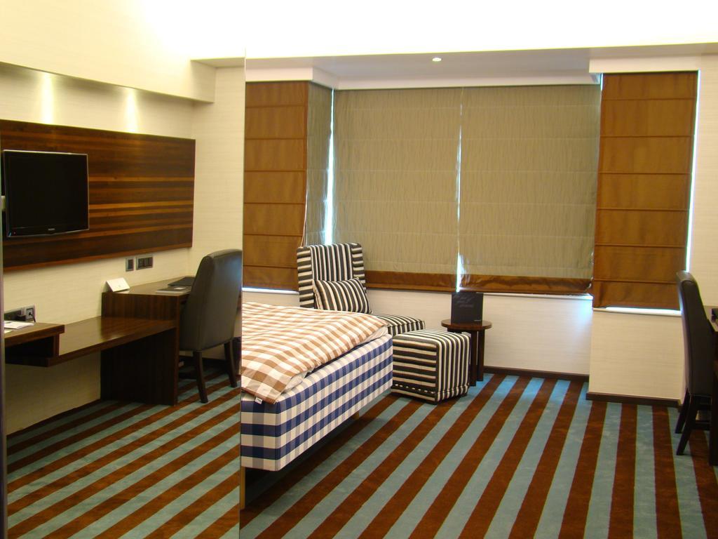 Hotel The Madison Nowe Delhi Zewnętrze zdjęcie