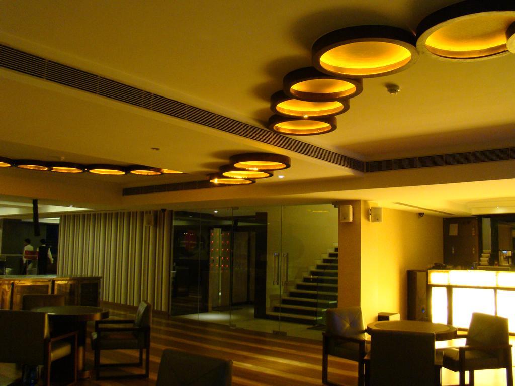 Hotel The Madison Nowe Delhi Zewnętrze zdjęcie