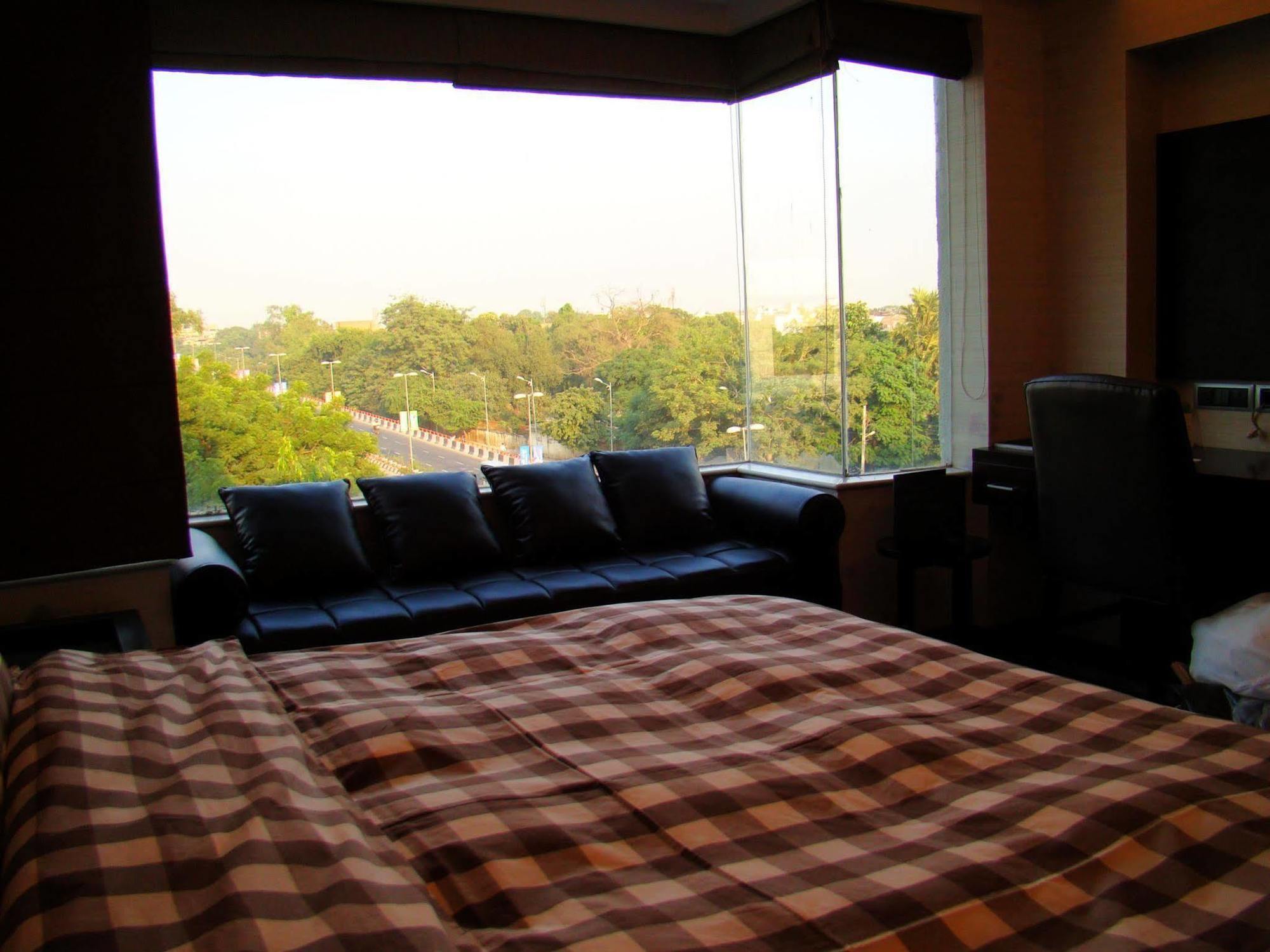 Hotel The Madison Nowe Delhi Zewnętrze zdjęcie